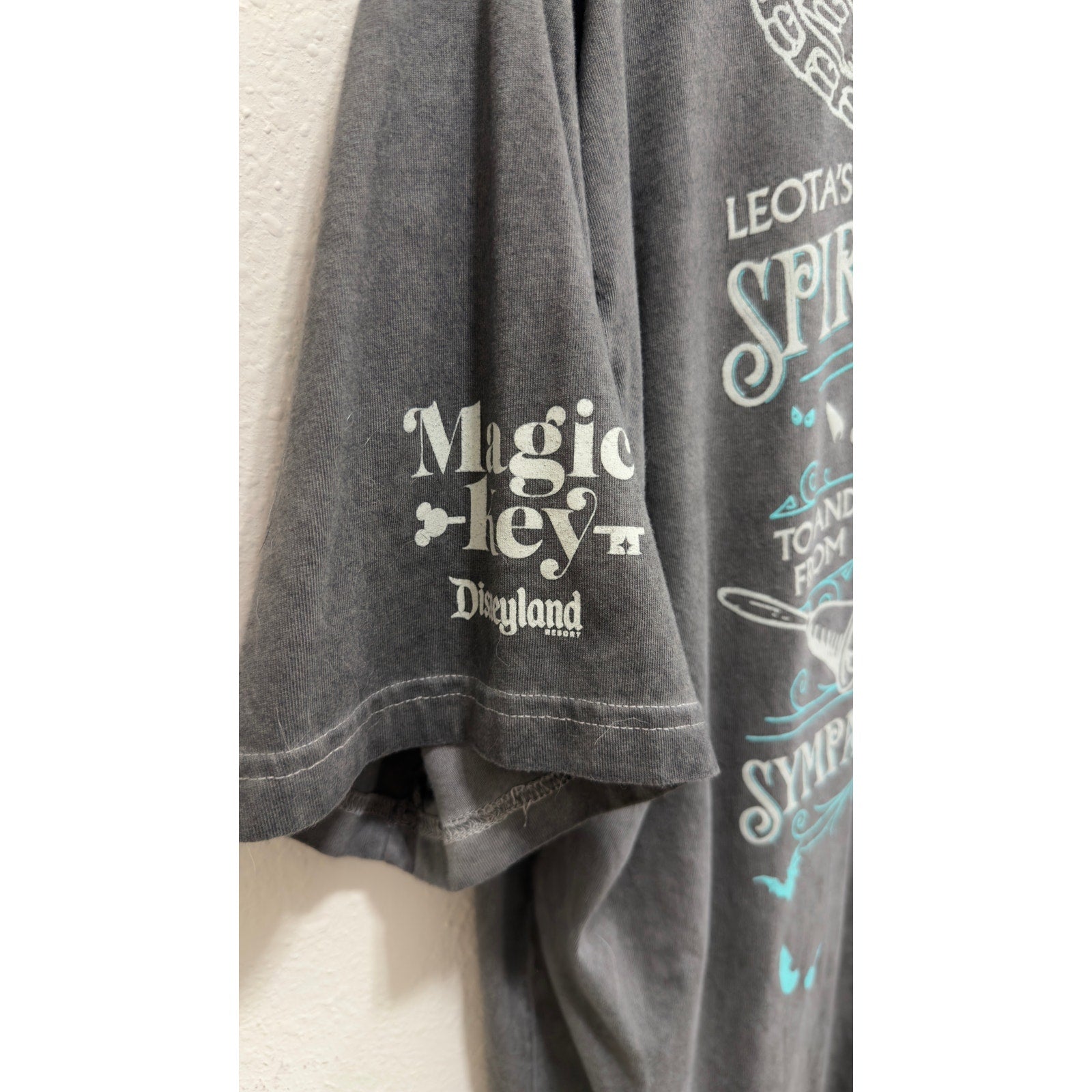 Disneyland Magic Key Haunted Mansion Madame Leota T-Shirt Adult Size Large NWT