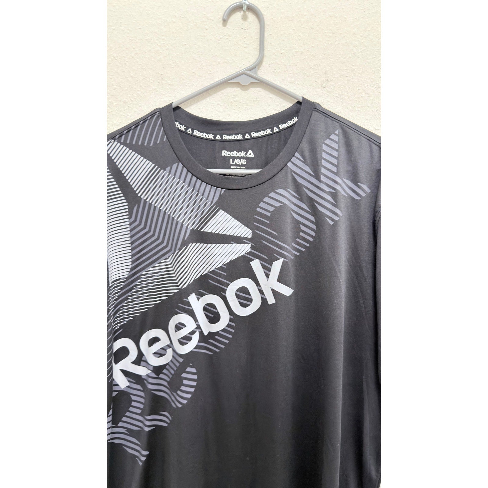 NWOT Reebok Men's Black Graphic Logo Gym Training Shirt - Large