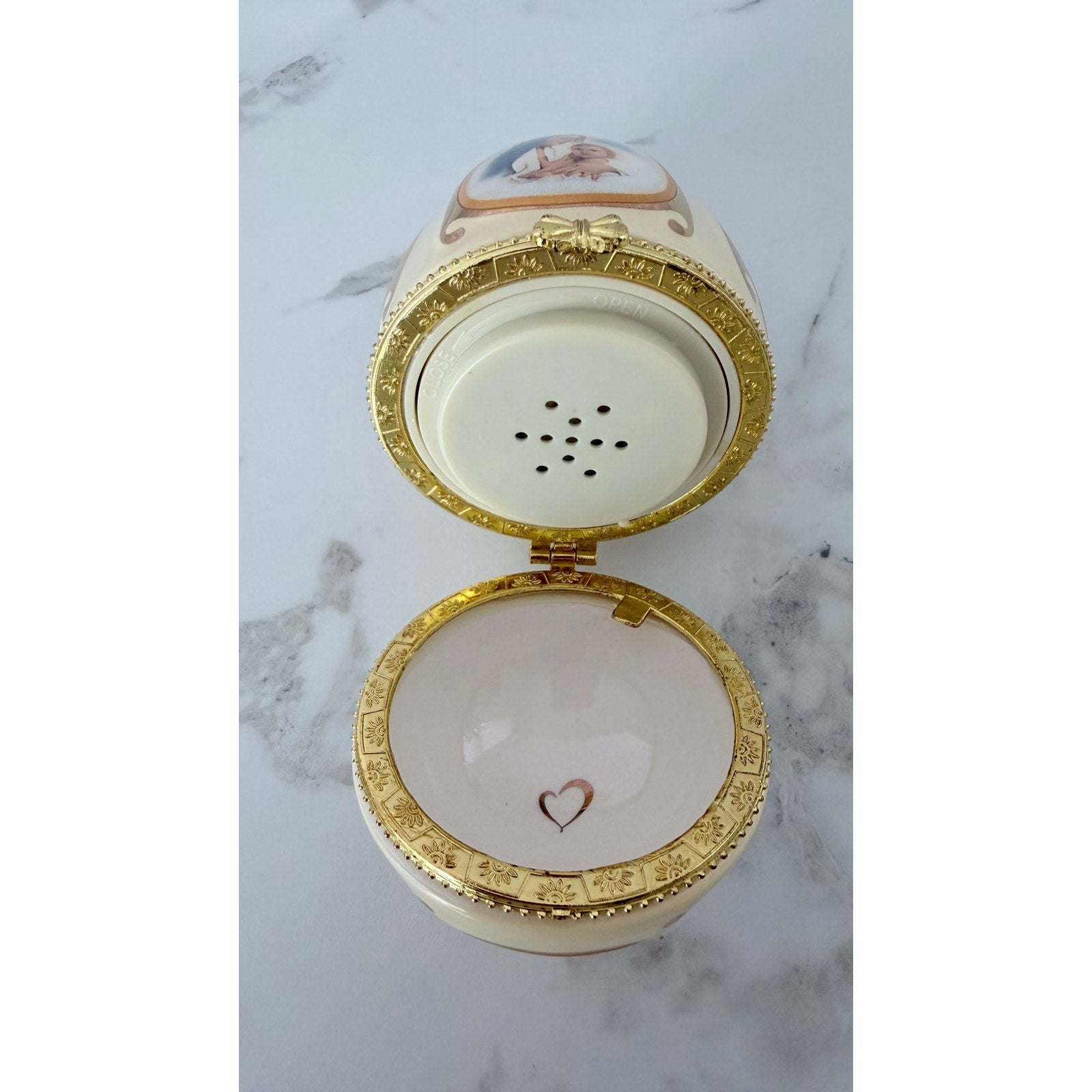 Mr. Christmas Valerie Parr Hill Musical Egg Ornament 2011 - Ivory