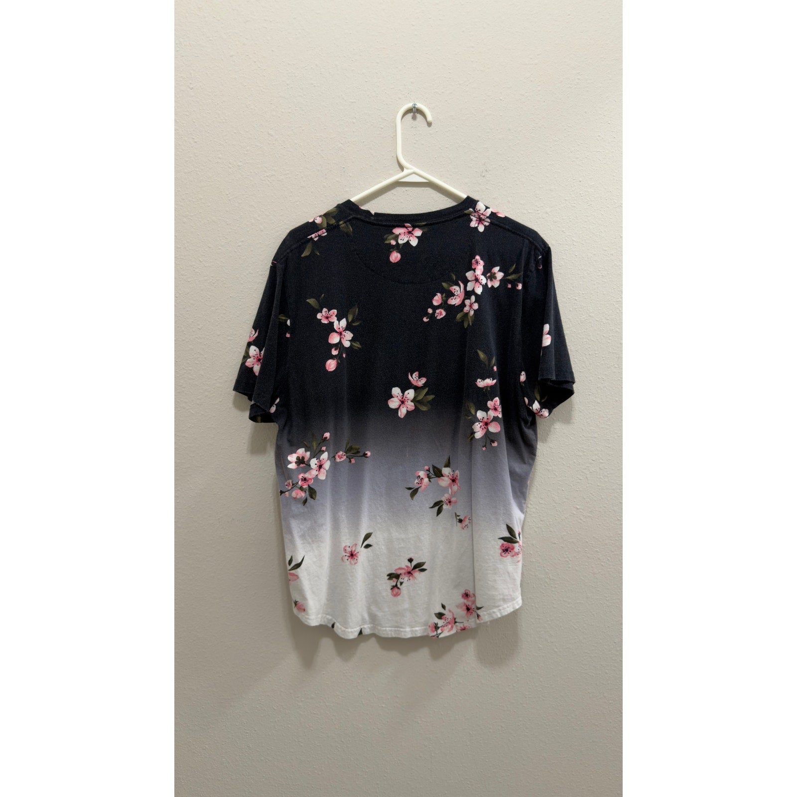 Hollister Men's Floral Cherry Blossom Ombre Curved Hem T-Shirt Size XL
