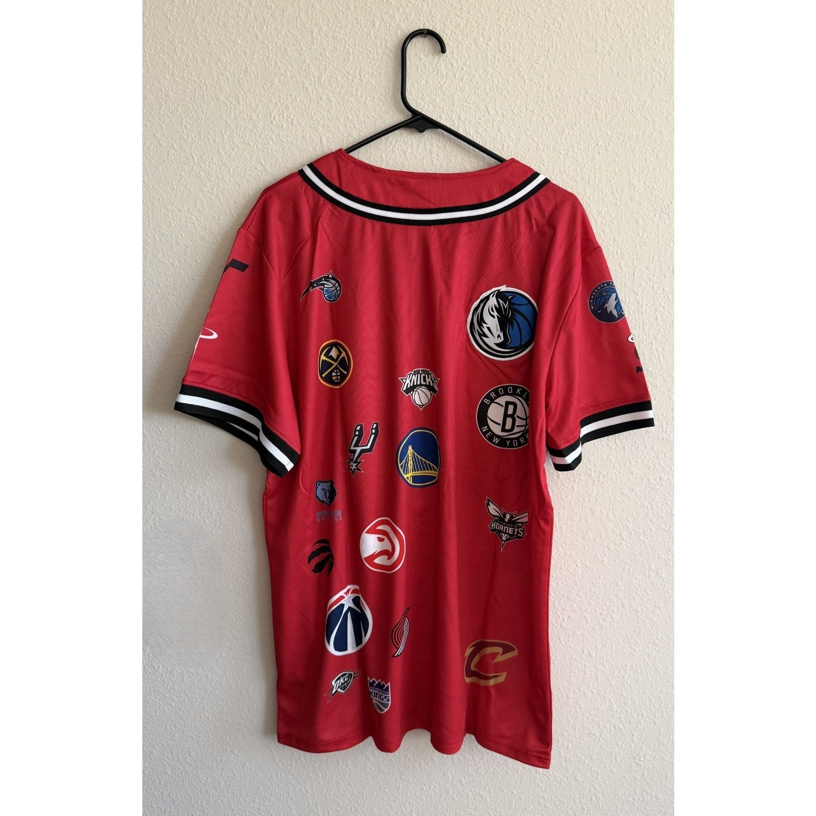 NEW Aeropostale NBA Team Logos Red Baseball Jersey Medium