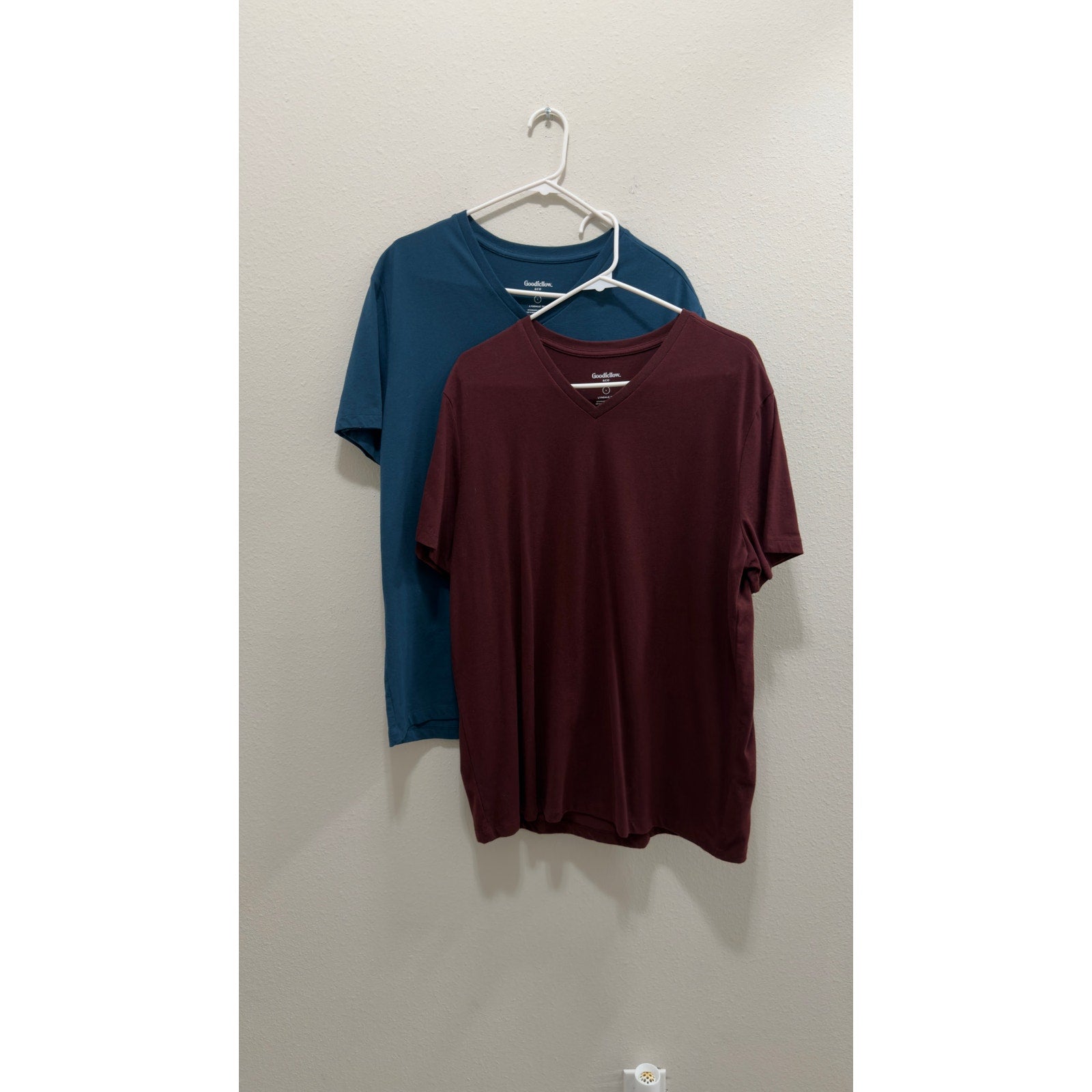 Goodfellow & Co. Men's Lyndale V-Neck T-Shirt 2-Pack Size Large Blue/Burgundy