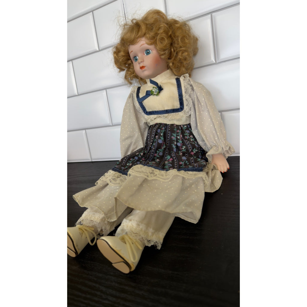 Vintage 1988 Heritage Mint "Allison" 16" Porcelain Doll (D27)