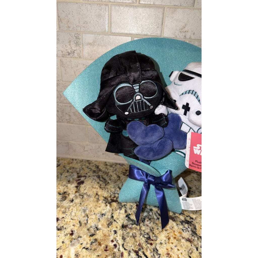 STAR WARS™ Valentine Medium 13-inch Bouquet Plush, 2 Plush Dolls NEW