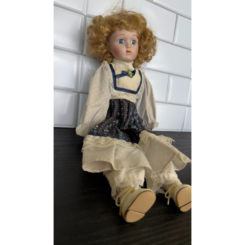 Vintage 1988 Heritage Mint "Allison" 16" Porcelain Doll (D27)