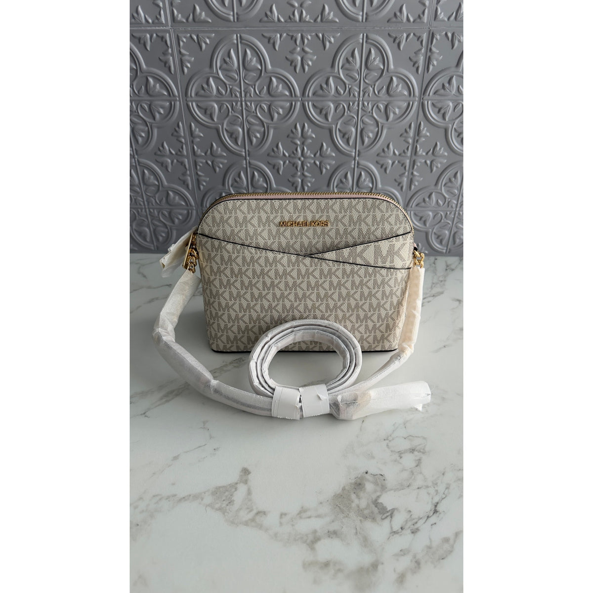 Michael Kors Jet Set Travel Medium Dome Crossbody Bag Vanilla / Powder Pink NWT