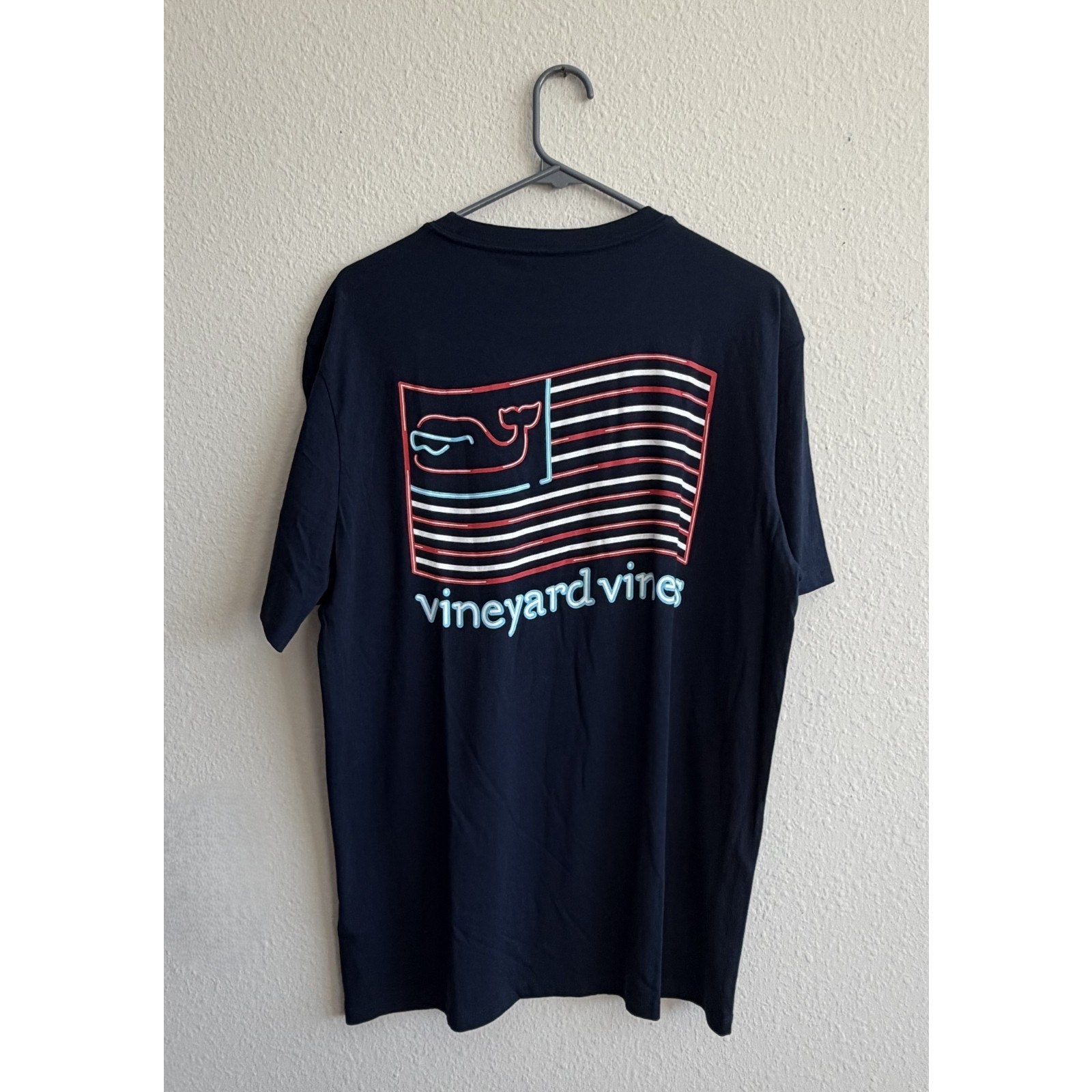 NWT Vineyard Vines Good Vibes Neon Flag Whale Pocket Tee Men's Medium