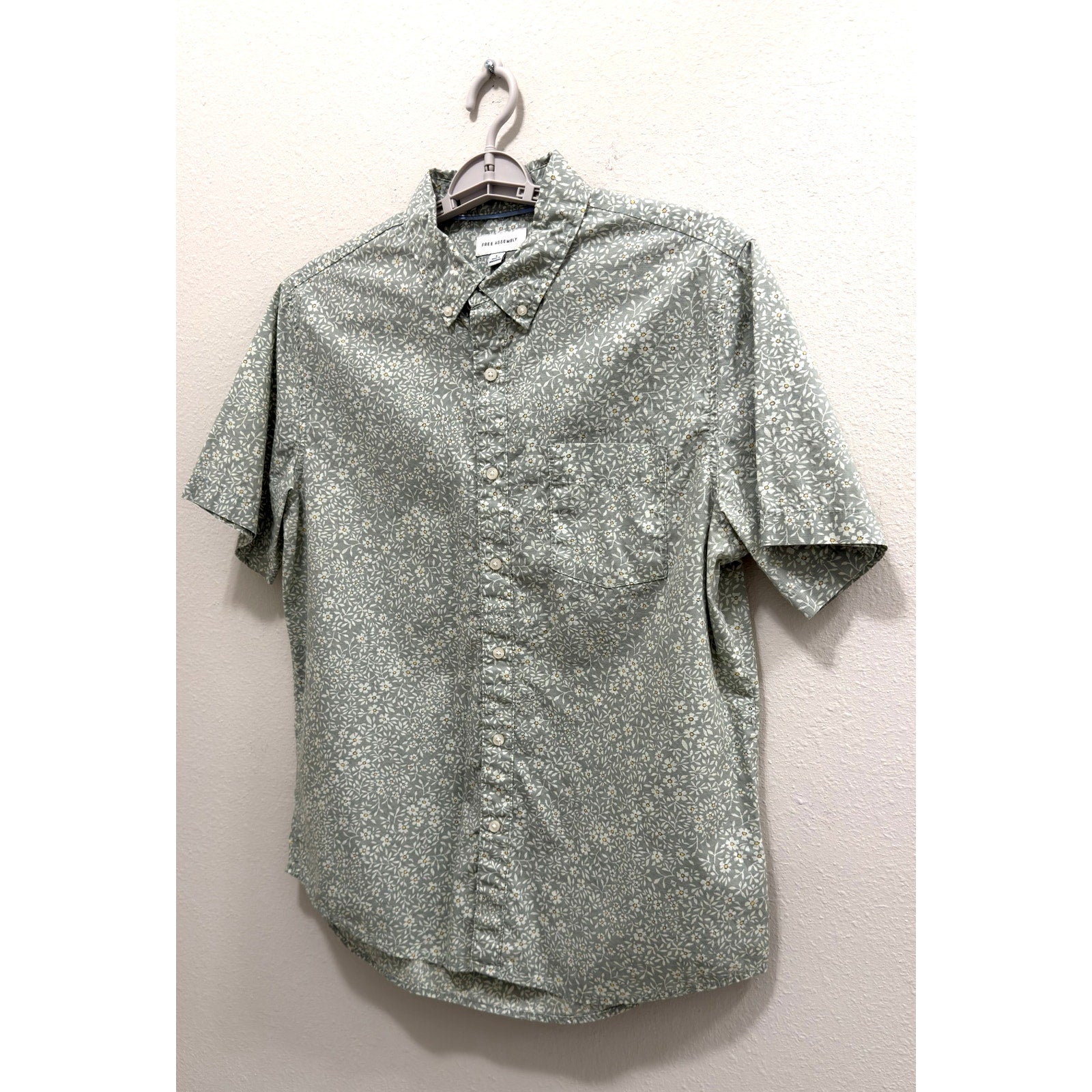 Free Assembly Men's Large Green Floral Print Button Down Short Sleeve Shirt