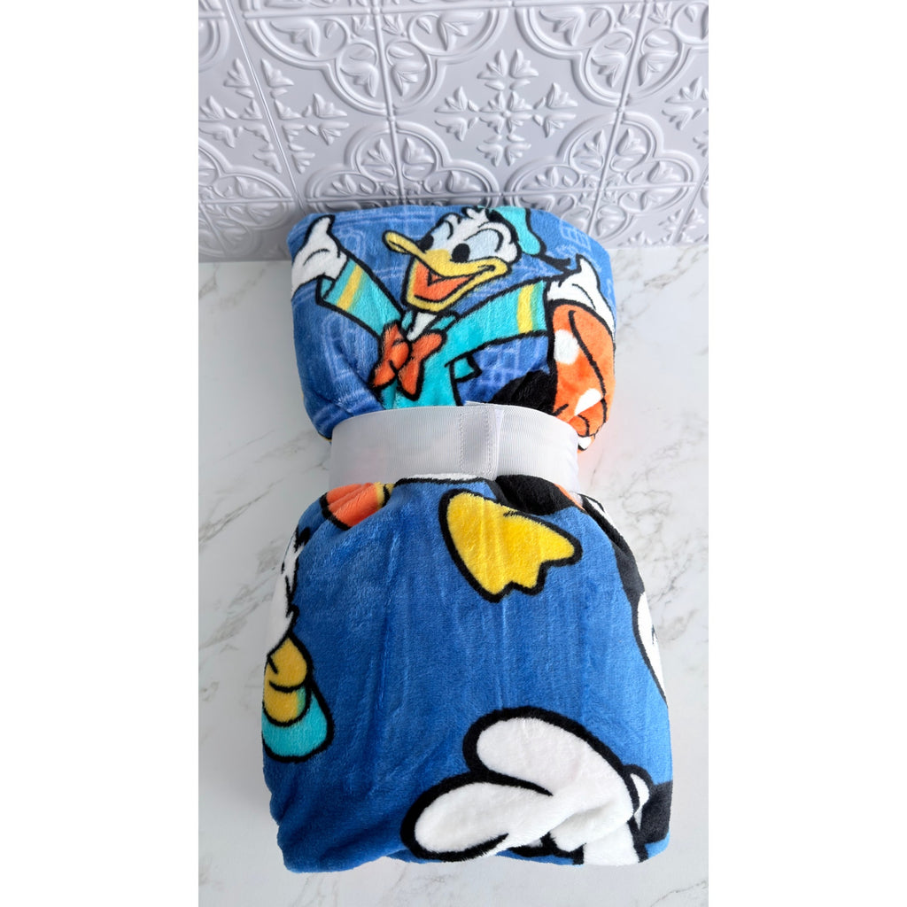 Disney Parks Disneyland Paris Mickey & Minnie Throw Blanket NWT Soft Fleece