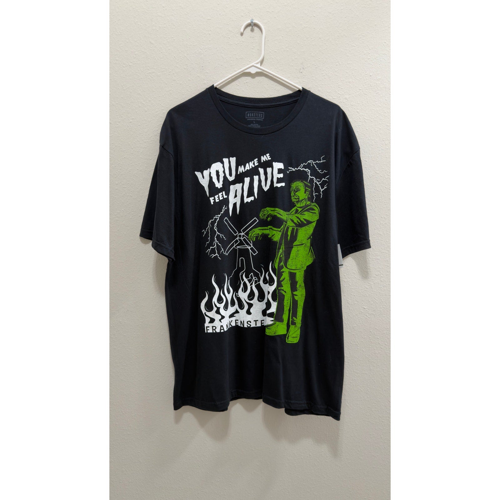 Universal Studios Frankenstein "You Make Me Feel Alive" T-Shirt Size Large NWT