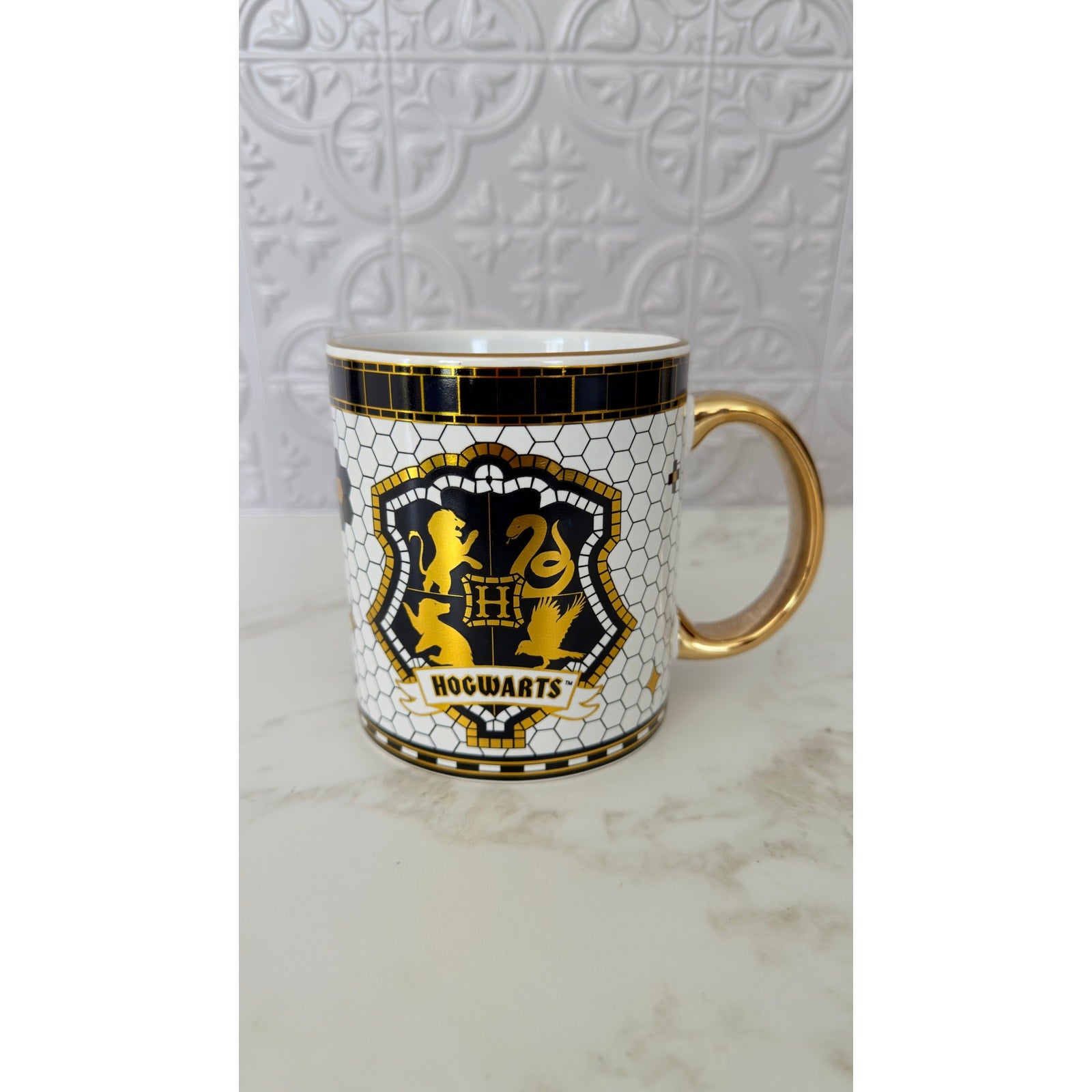 Harry Potter Hogwarts Crest Mosaic Ceramic Coffee Mug Gold Handle 20oz NWT