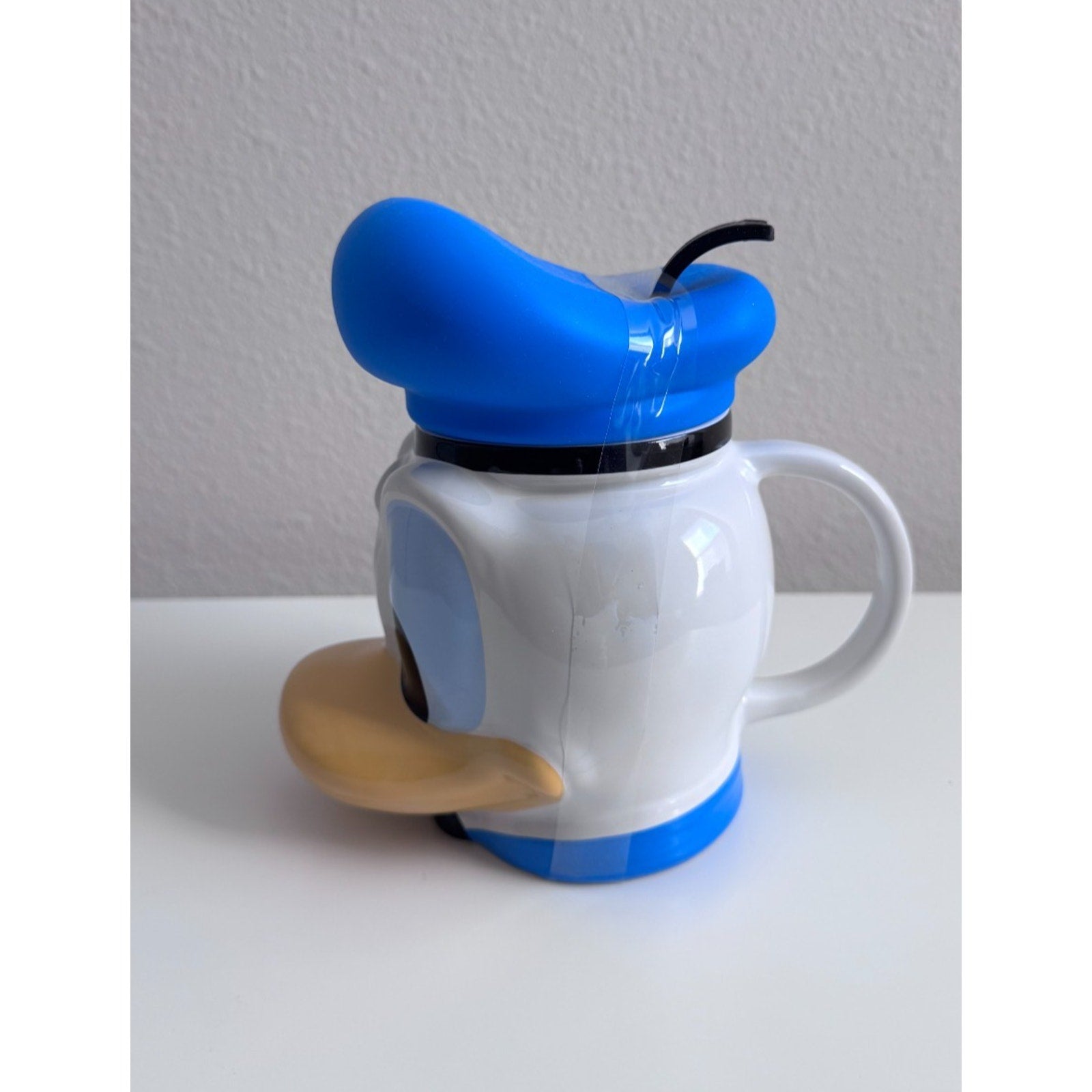 Donald Duck 90th Anniversary 22oz Coffee Mug with Silicone Hat Topper NEW