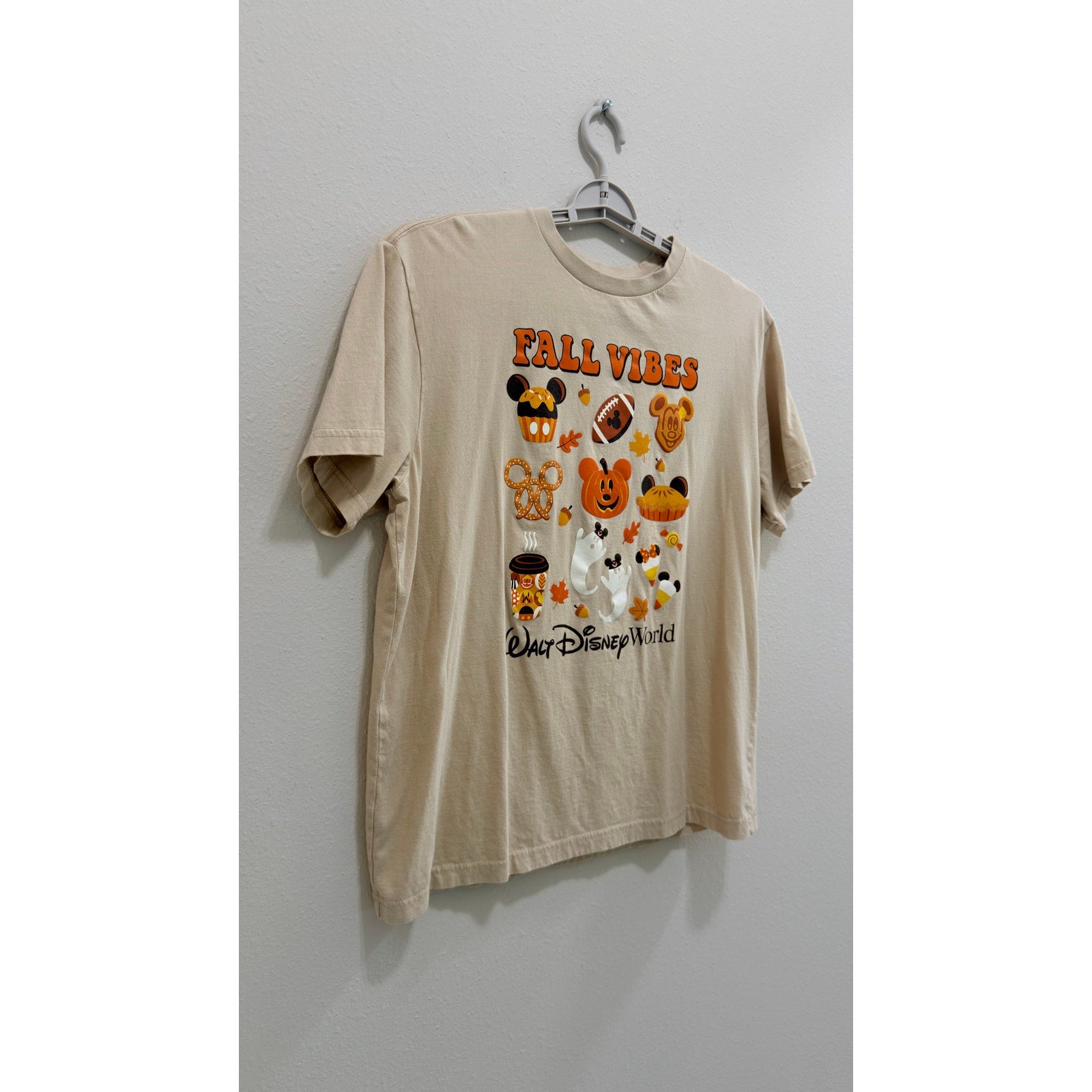 Walt Disney World "Fall Vibes" Halloween Snacks Graphic T-Shirt Adult Large NWT