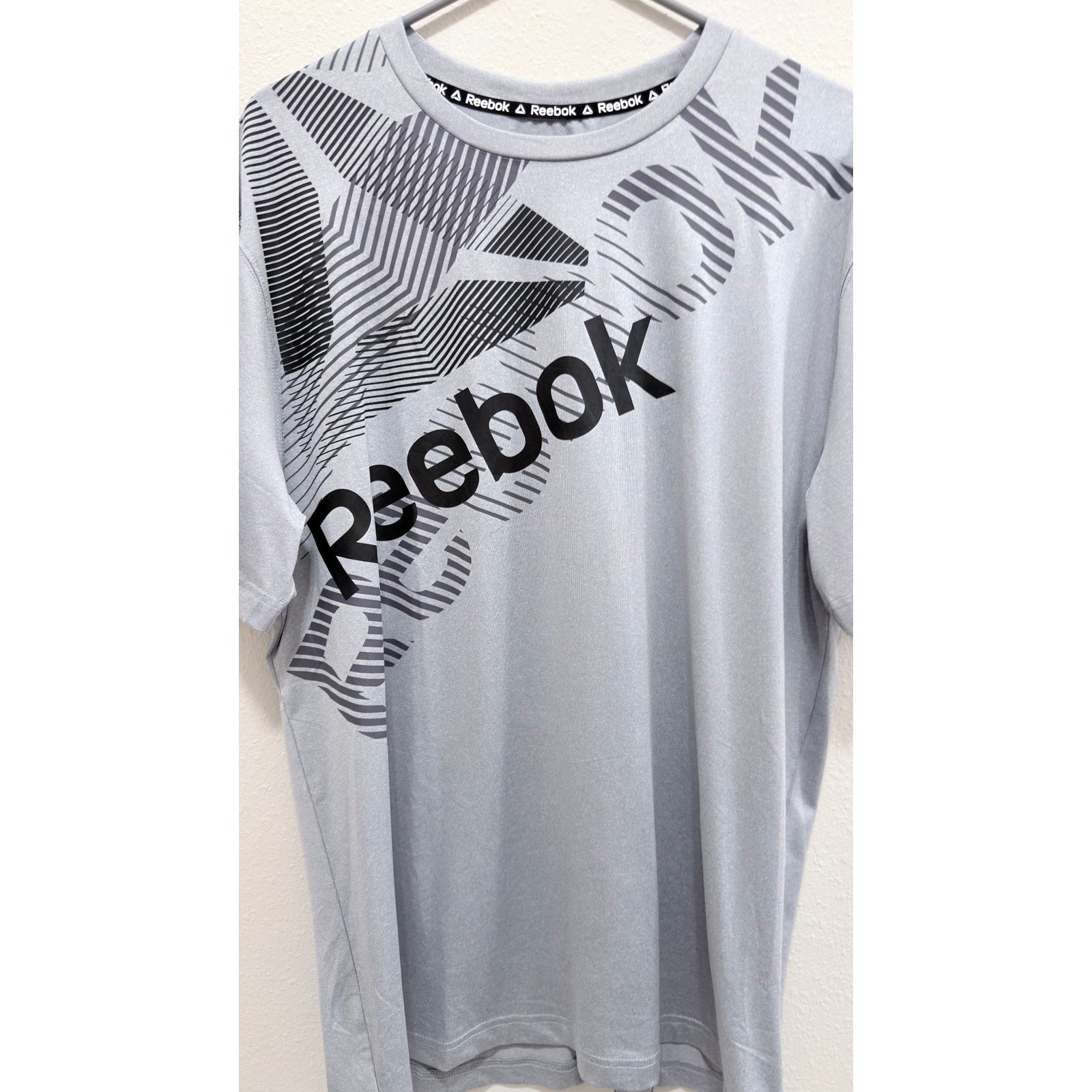 NWOT Reebok Men's Gray Graphic Logo Gym Training Shirt - Large