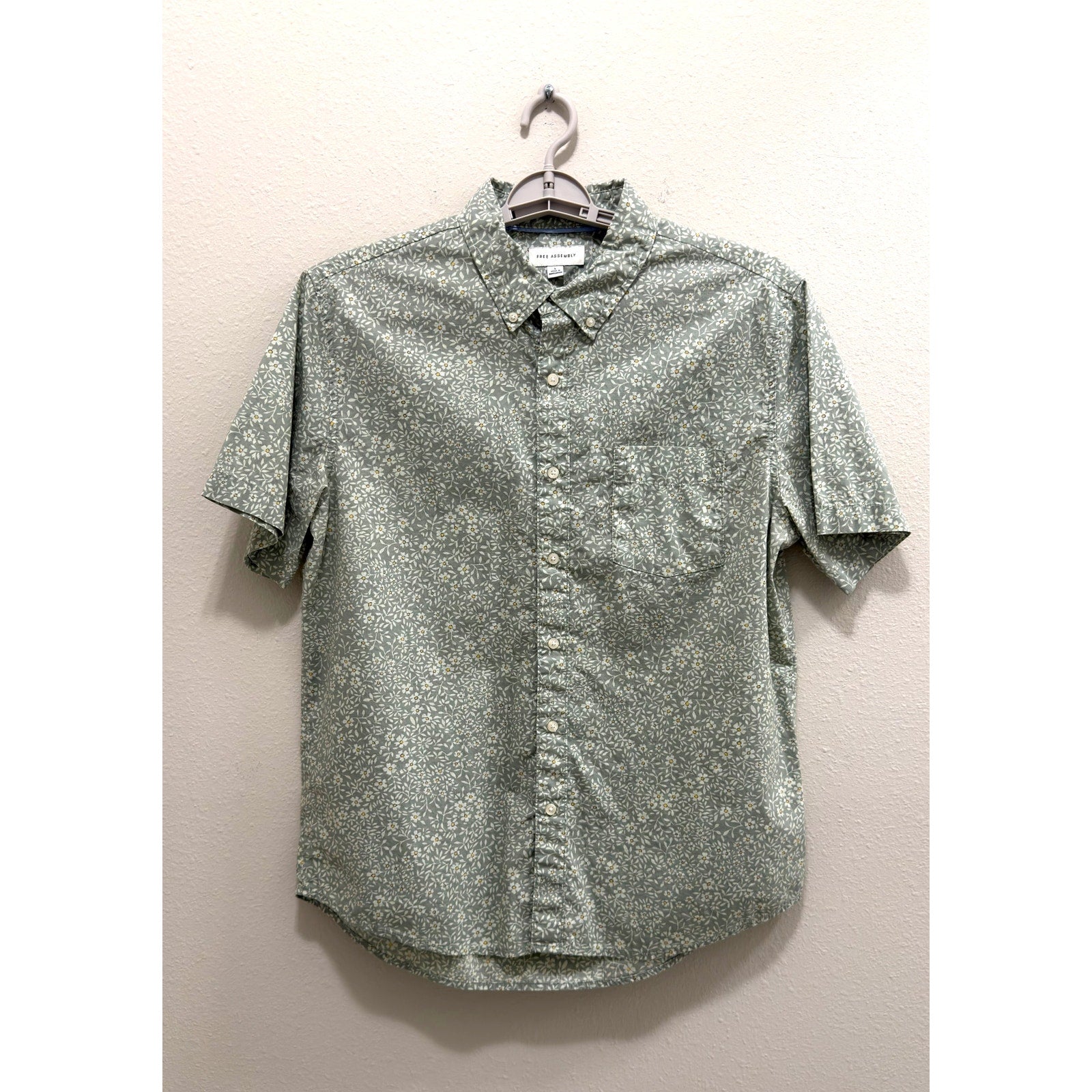 Free Assembly Men's Large Green Floral Print Button Down Short Sleeve Shirt