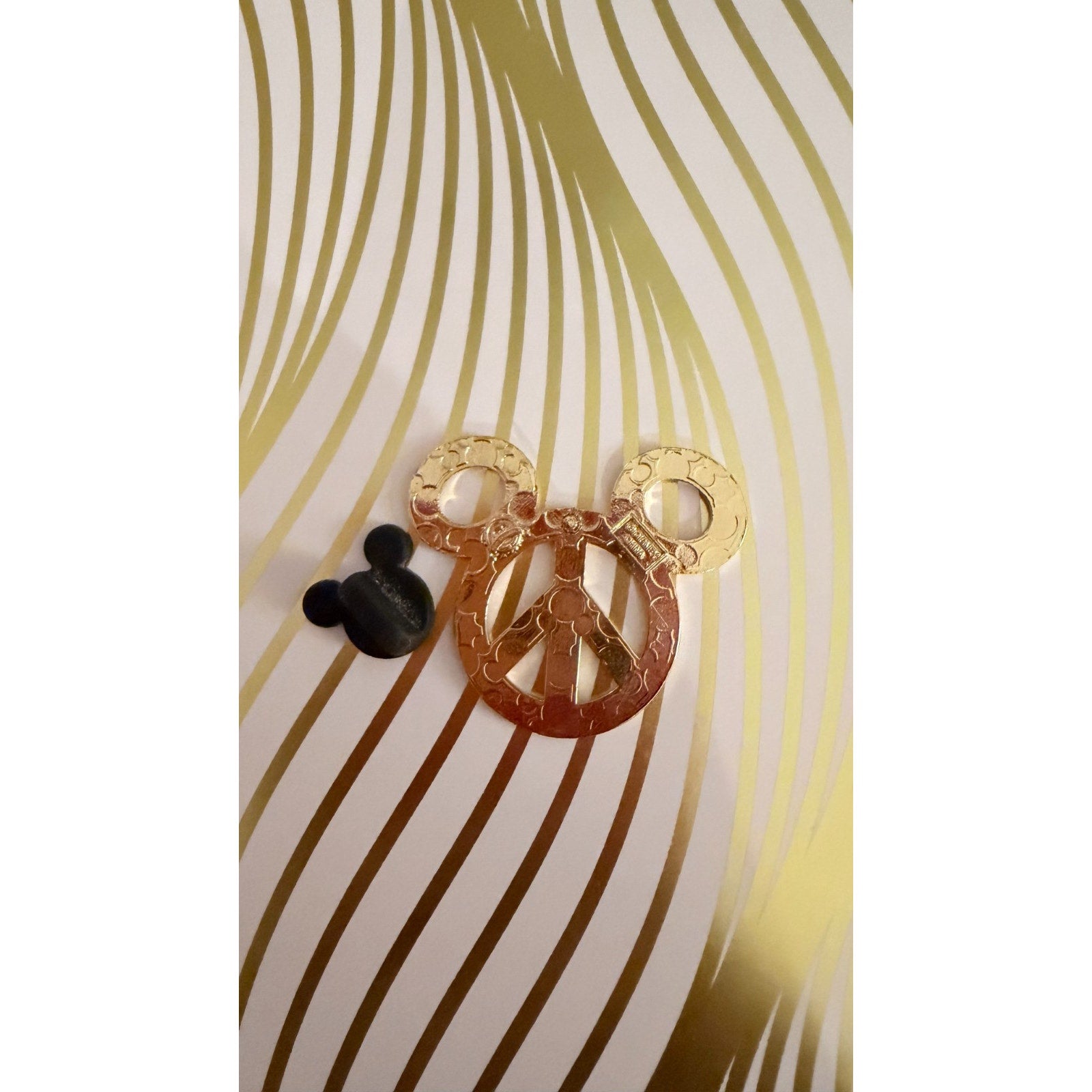 Disney Parks 2008 Mickey Mouse Peace Sign Pin