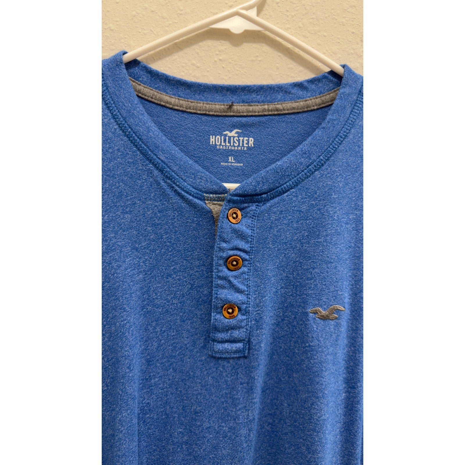 Hollister California Men's Short Sleeve Henley Shirt Heather Blue Size XL