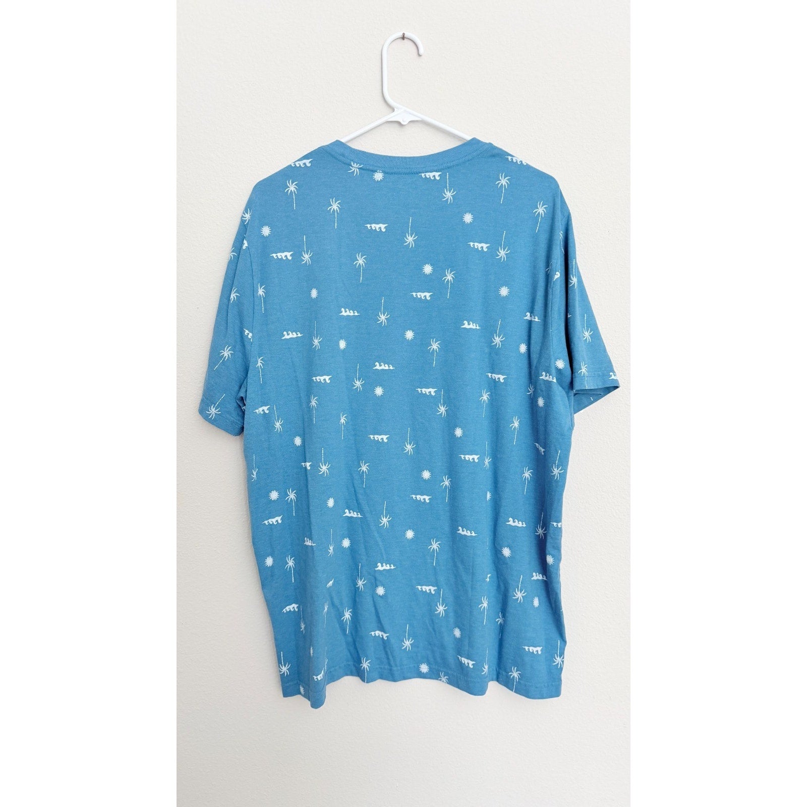Old Navy Men's XL T-Shirt | Blue Beach Wave & Palm Tree Print