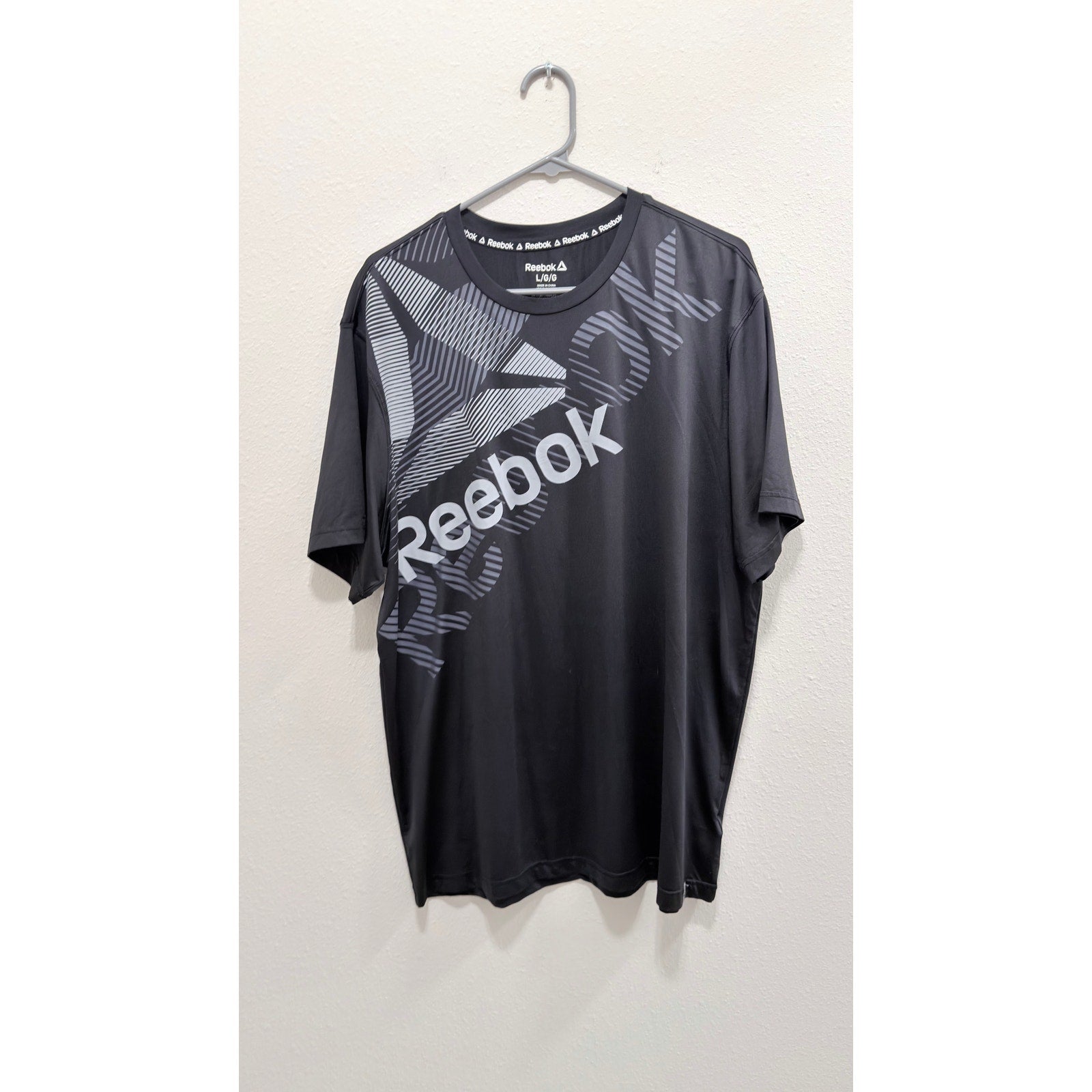 NWOT Reebok Men's Black Graphic Logo Gym Training Shirt - Large