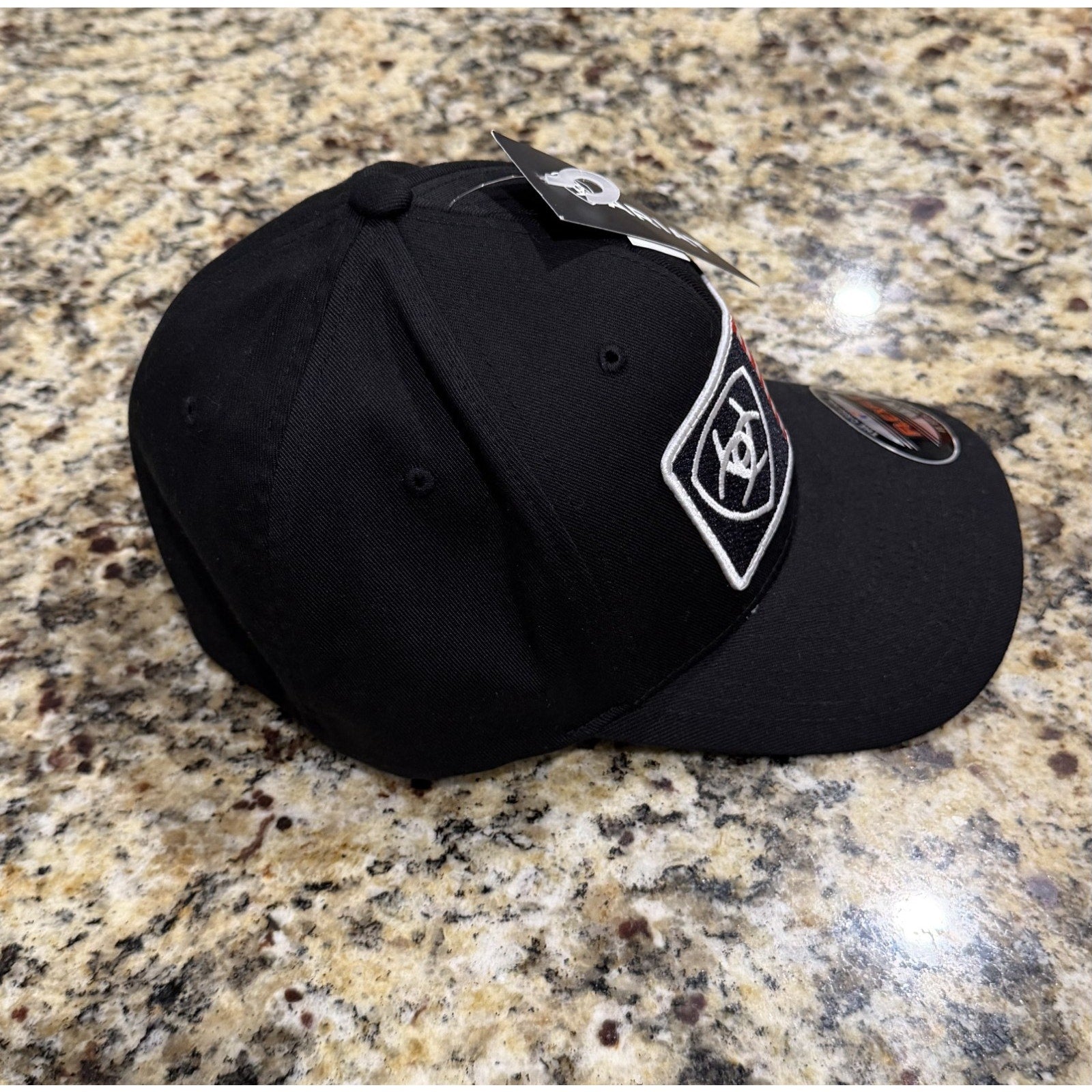 ARIAT Men's Black Flexfit USA Shield Logo Cap NEW