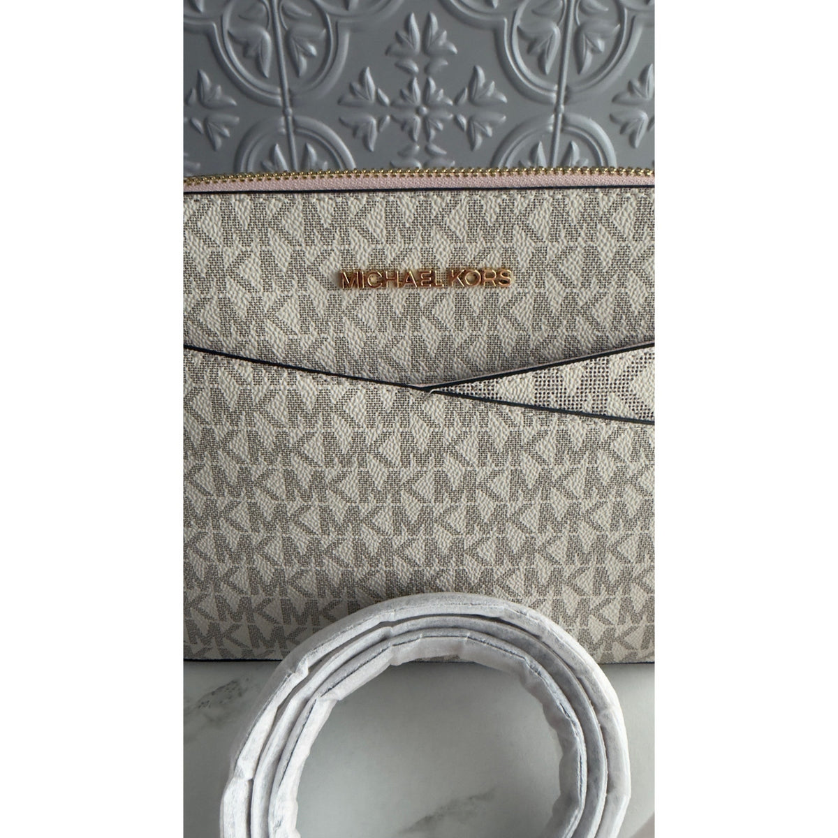 Michael Kors Jet Set Travel Medium Dome Crossbody Bag Vanilla / Powder Pink NWT