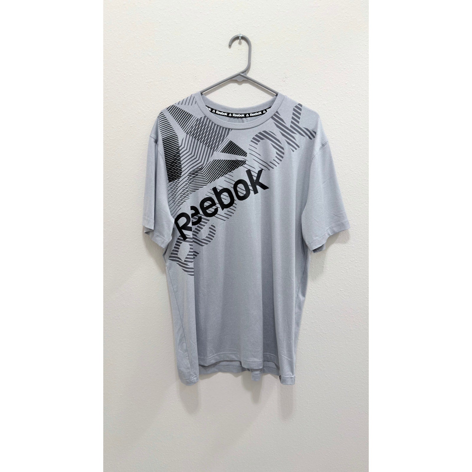 NWOT Reebok Men's Gray Graphic Logo Gym Training Shirt - Large