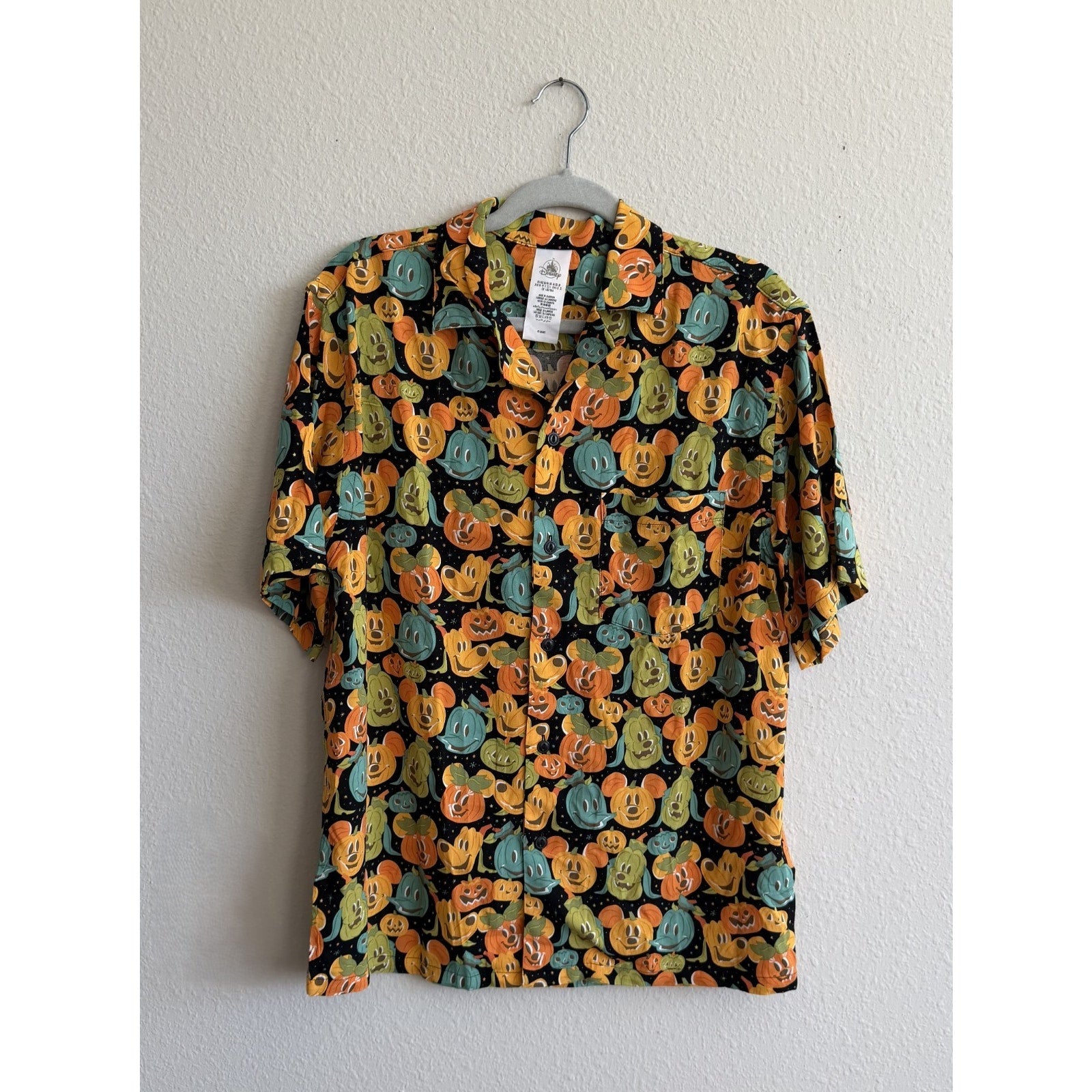 NEW Disney Parks Mickey and Friends Halloween Pumpkins Button-Down Men's Medium