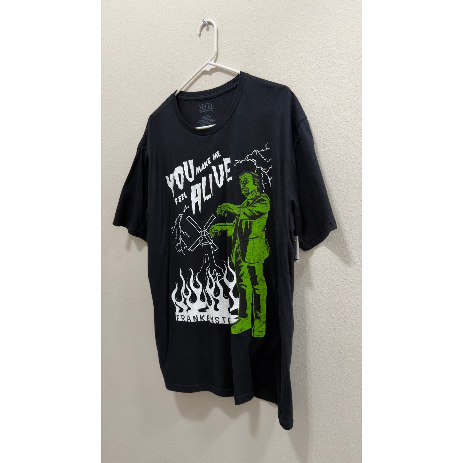 Universal Studios Frankenstein "You Make Me Feel Alive" T-Shirt Size Large NWT